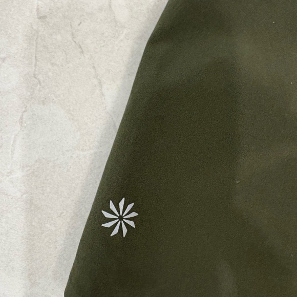 Athleta Olive Green Crossroads Shorts Size Medium - Picture 7 of 10